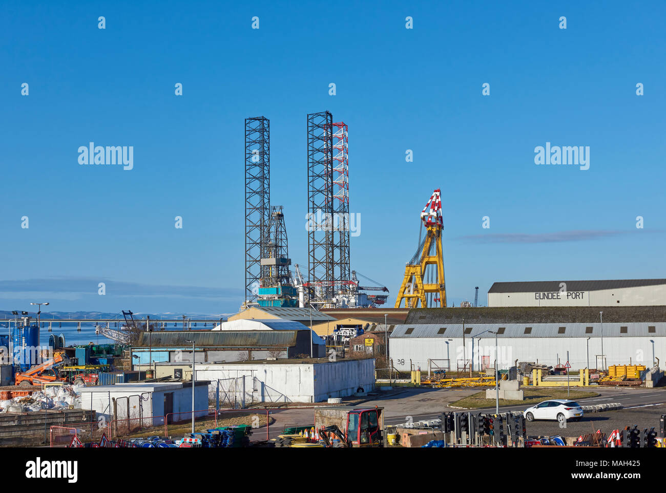 Entfernt am nördlichen Ende von Dundee Hafen liegen die Rowan Norwegen Bohranlage und der Asiatischen Hercules III Schwimmkran Kran an einem strahlenden Frühlingstag Stockfoto