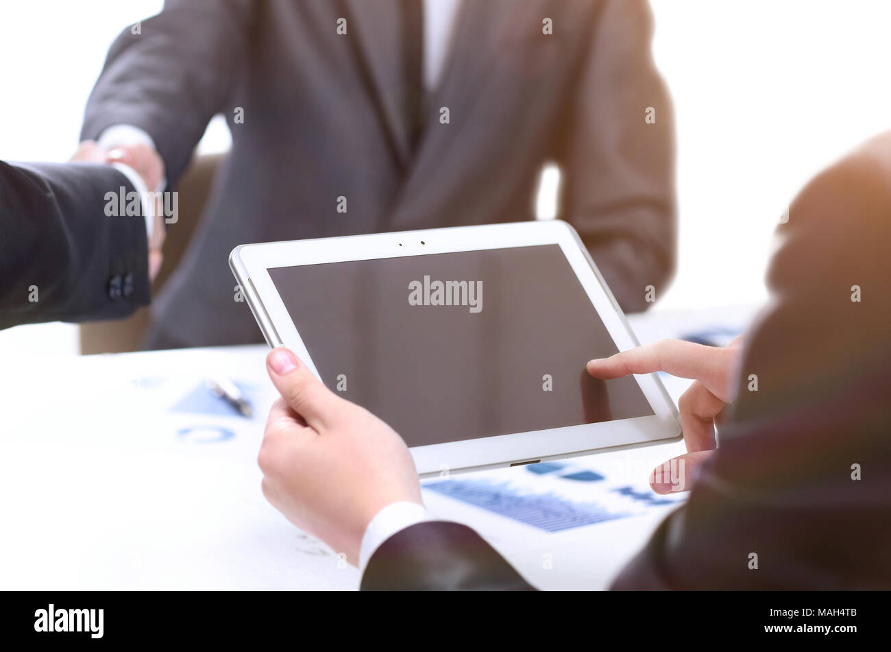 Bis zu schließen. Geschäftsmann mit digitalen Tablette im Büro Stockfoto