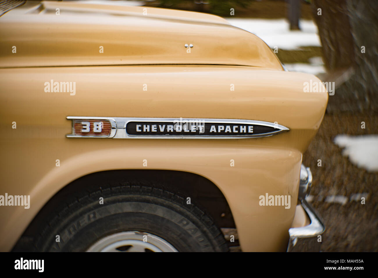 Detail: '38 Chevrolet Apache' Speerspitze Logo auf der vorderen Kotflügel des Einen Vanillepudding 1959 Chevrolet Apache 38 Tonnen-LKW, in der Nähe von Noxon, Montana. Stockfoto