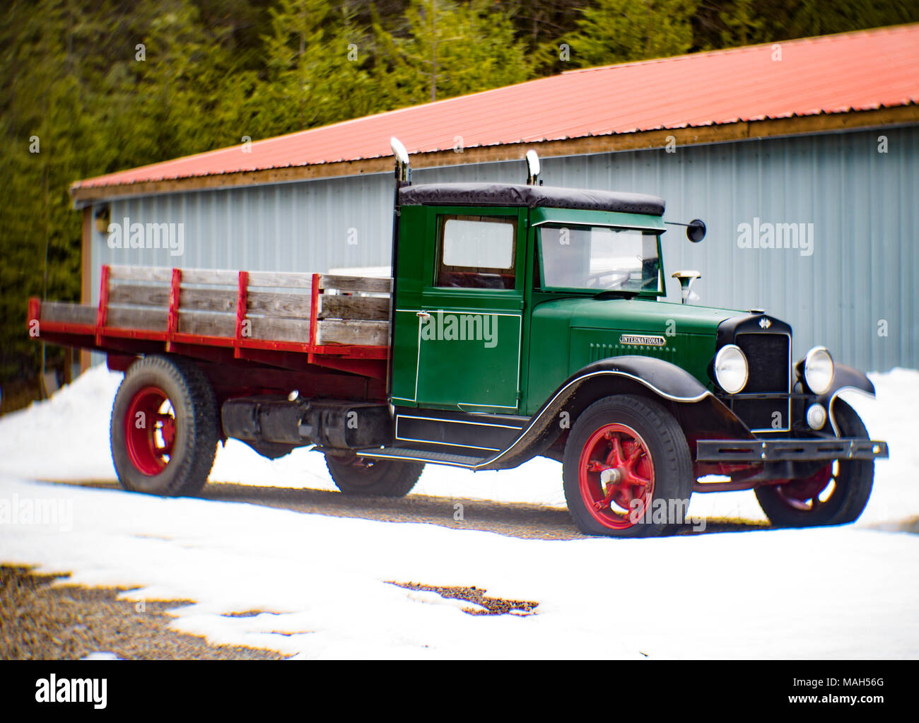 Eine grüne 1931 International A-2 1 1/2 Tonne Pritsche Lkw, in der Nähe der Noxon, Montana. Stockfoto