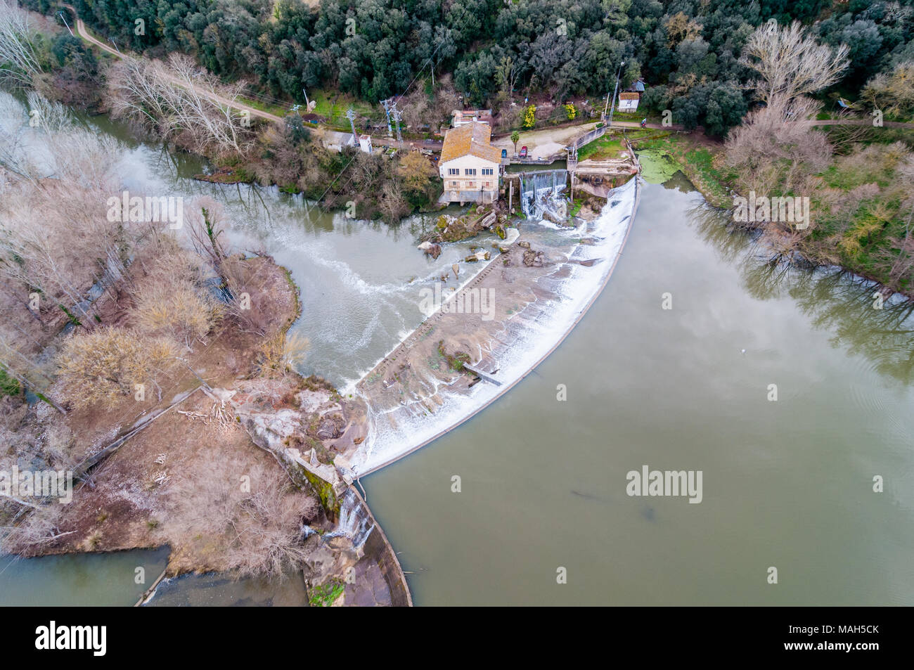 Luftaufnahme von Wasser, Kanal, Damm und Wasserkraftwerk Stockfoto