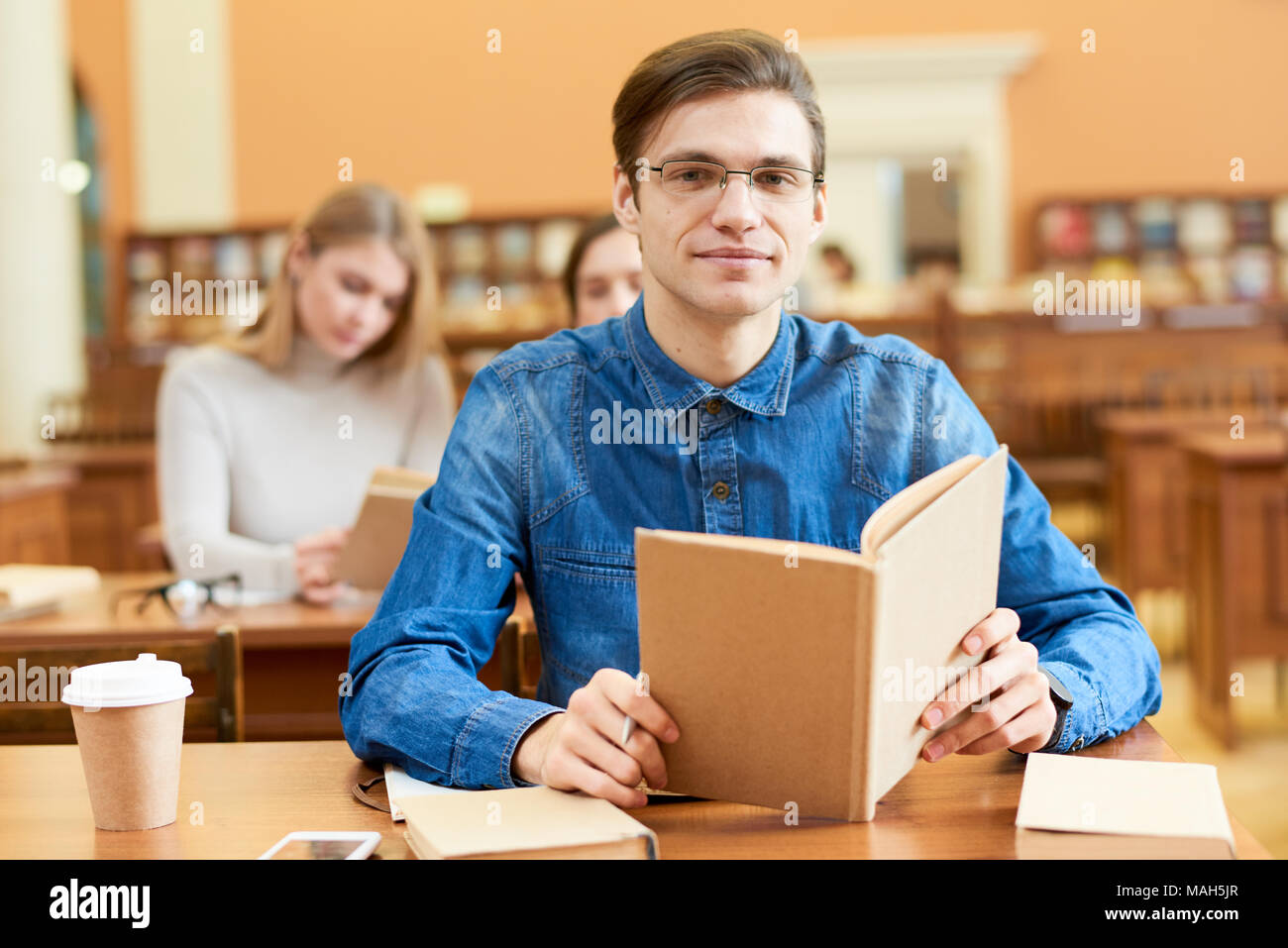 Schüler oft Besuch wissenschaftliche Bibliothek Stockfoto