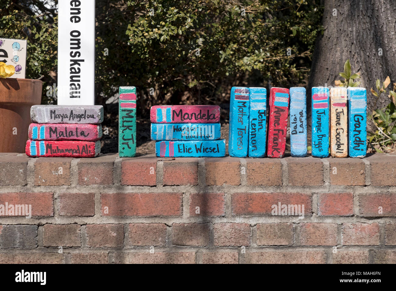 Clevere Dekoration außerhalb verstreut Bücher in Croton-on-Hudson Wo Backsteine bunt bemalte Waren wie Bücher. Stockfoto