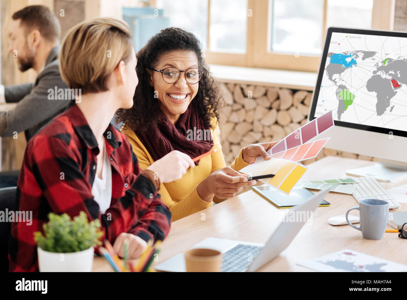 Alert Frau diskutieren mit ihrem Co-worker Stockfoto