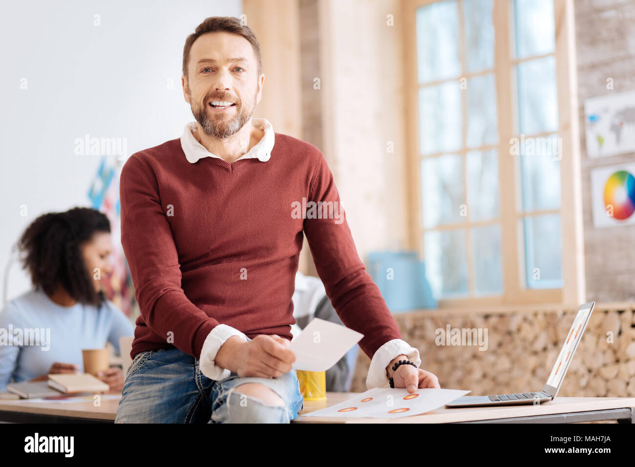 Exuberant Mitarbeiters, ein Blatt Papier Stockfoto