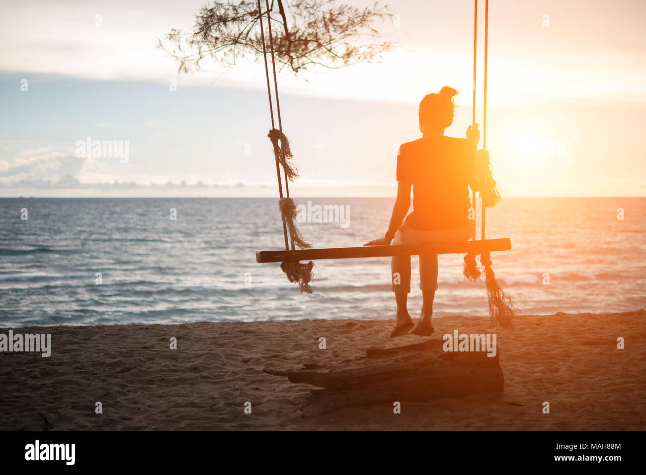 Glucklich Sorglos Frau Geniessen Schone Sonnenuntergang Am Strand