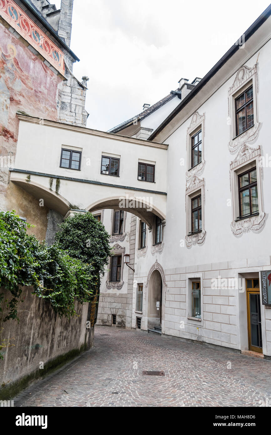 Schwaz, Österreich - August 8, 2017: Blick auf die malerische Altstadt von Schwaz in Tirol in der Nähe von Innsbruck. Stockfoto