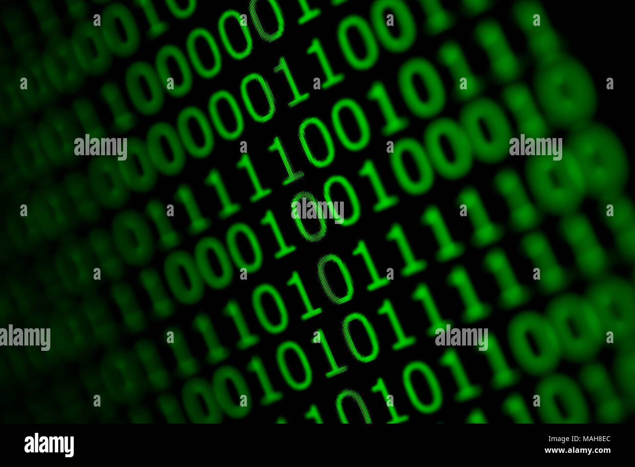 Numerische kontinuierliche Code in grüner Farbe, Zusammenfassung web Daten in binärer Code. Stockfoto