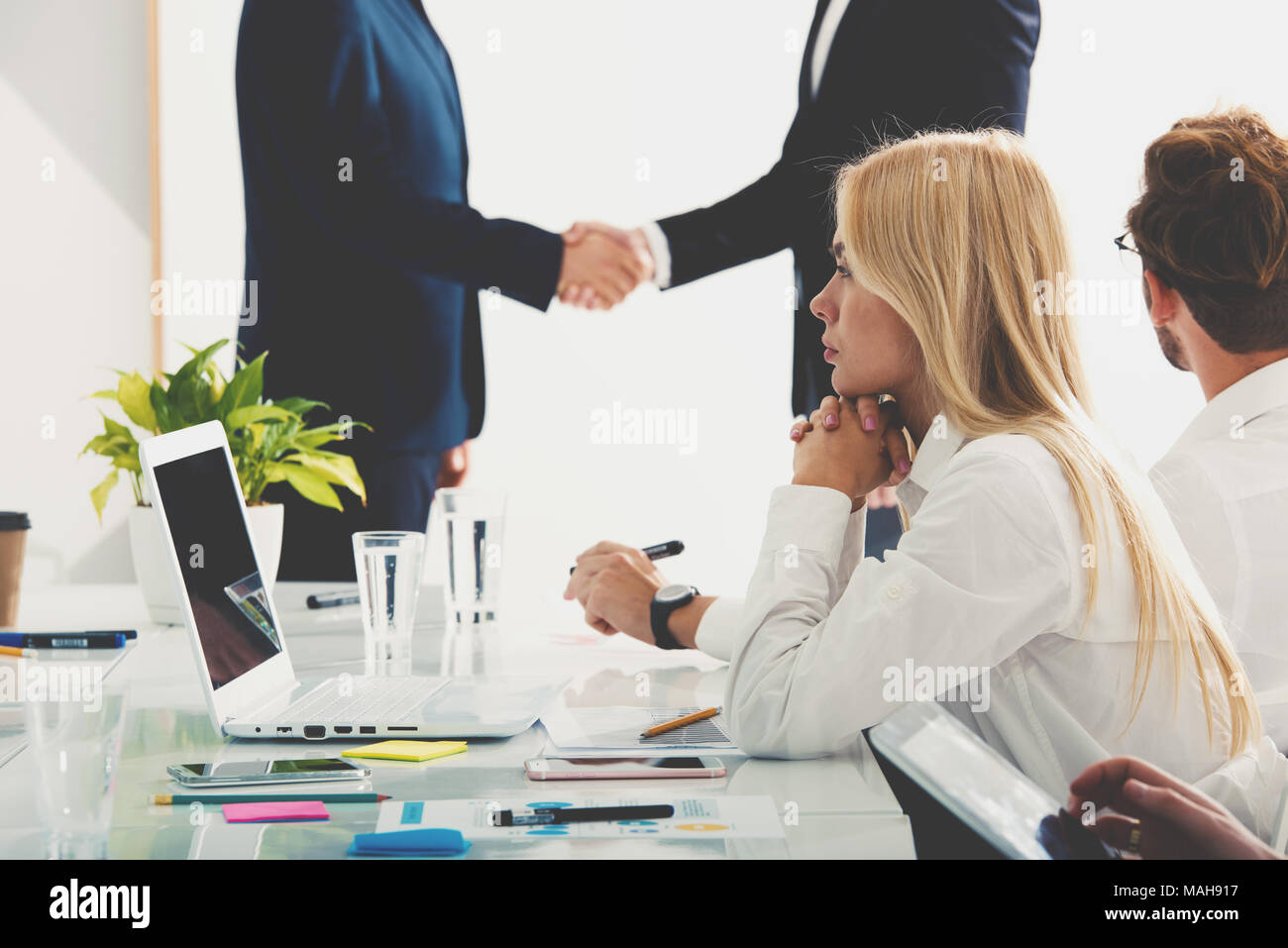 Geschäft Leute an der Arbeit im Büro zusammen. Konzept der Teamarbeit und Partnerschaft Stockfoto