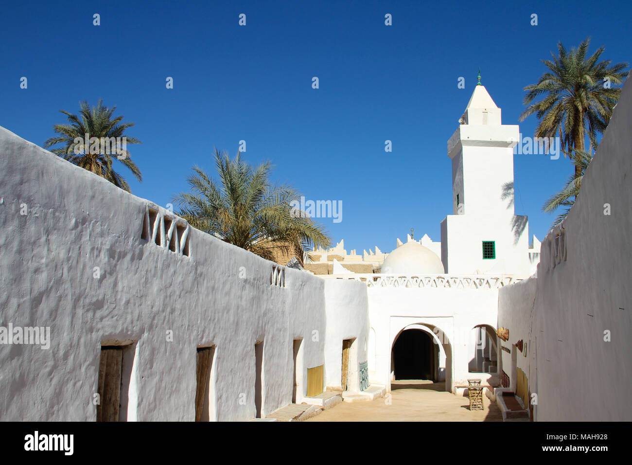 Weiß getünchte Wände vor strahlend blauem Himmel in der Altstadt von Ghadames, Libyen Stockfoto