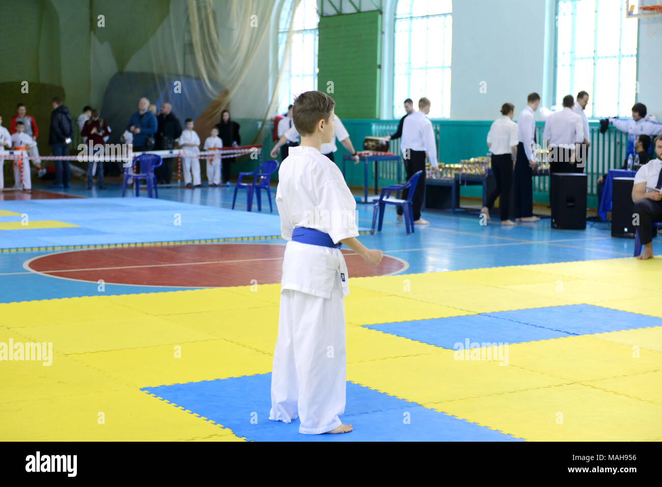 Wettbewerb unter Kindern in Karate, Kata. EIN 10-11 jähriger Junge steht auf der Matte, im fudo dachi er bereit ist, in Kata, Karate kyokushi Stockfoto