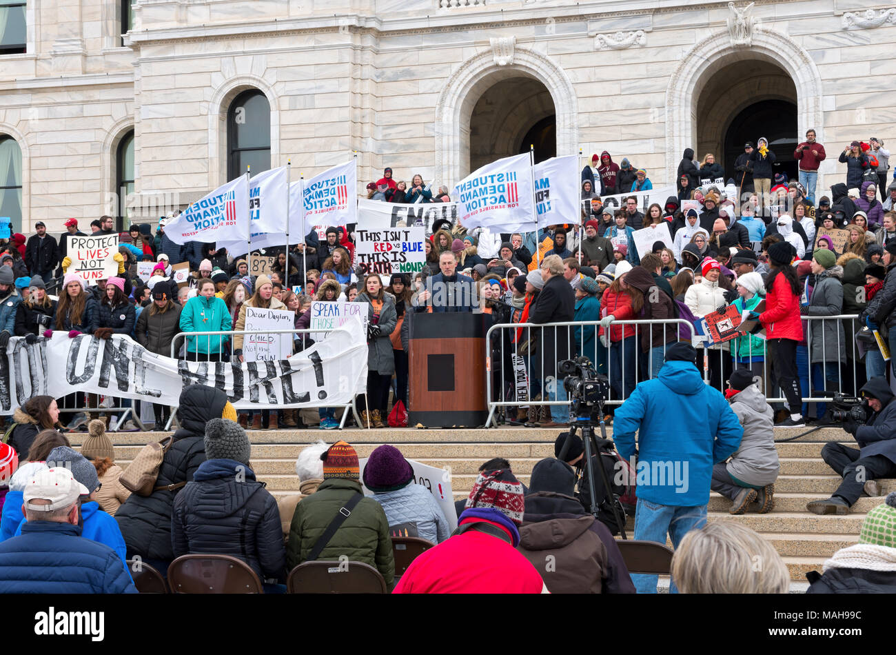 SAINT PAUL, MN/USA - MÄRZ 24, 2018: Staatliche Vertreter Dario Anselmo gibt Rede zu Masse am State Capitol im März für unser Leben Rallye. Stockfoto