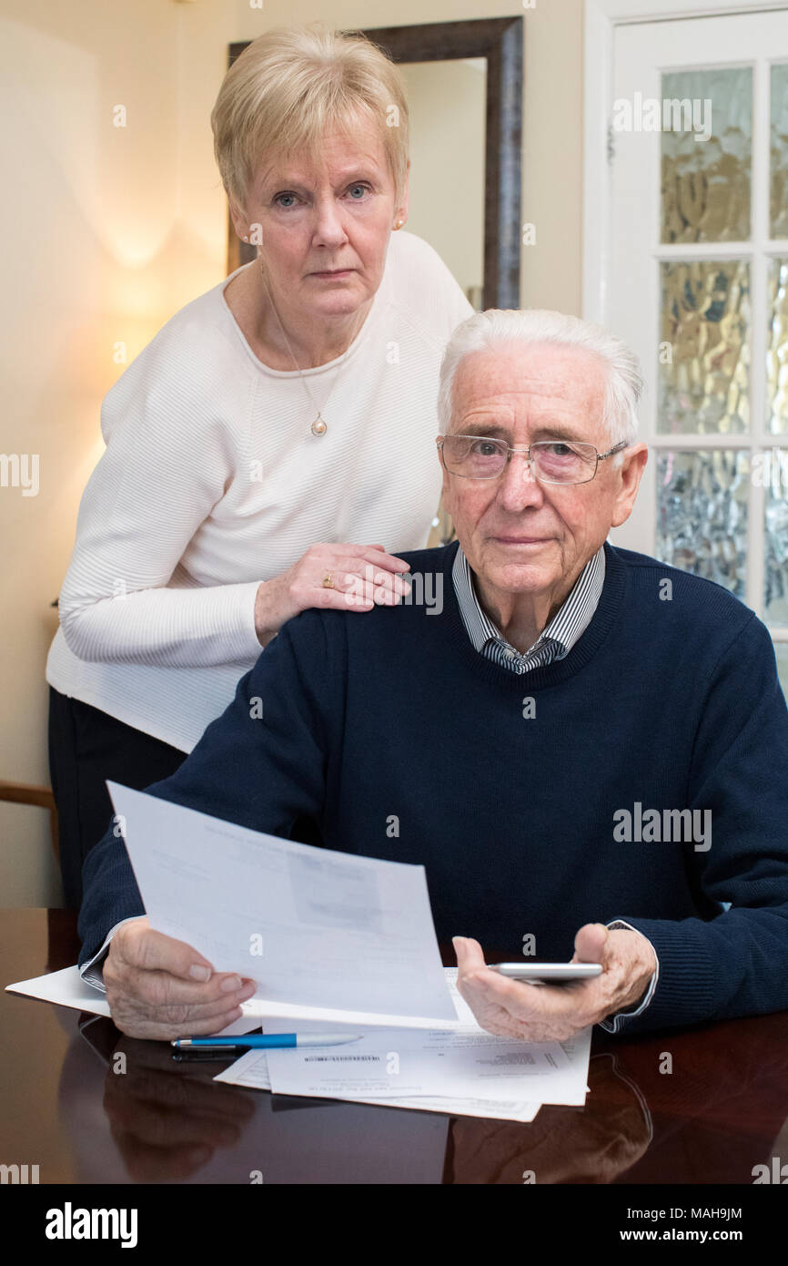 Portrait von Betroffenen Senior Paar Überprüfung der inländischen Finanzen Stockfoto