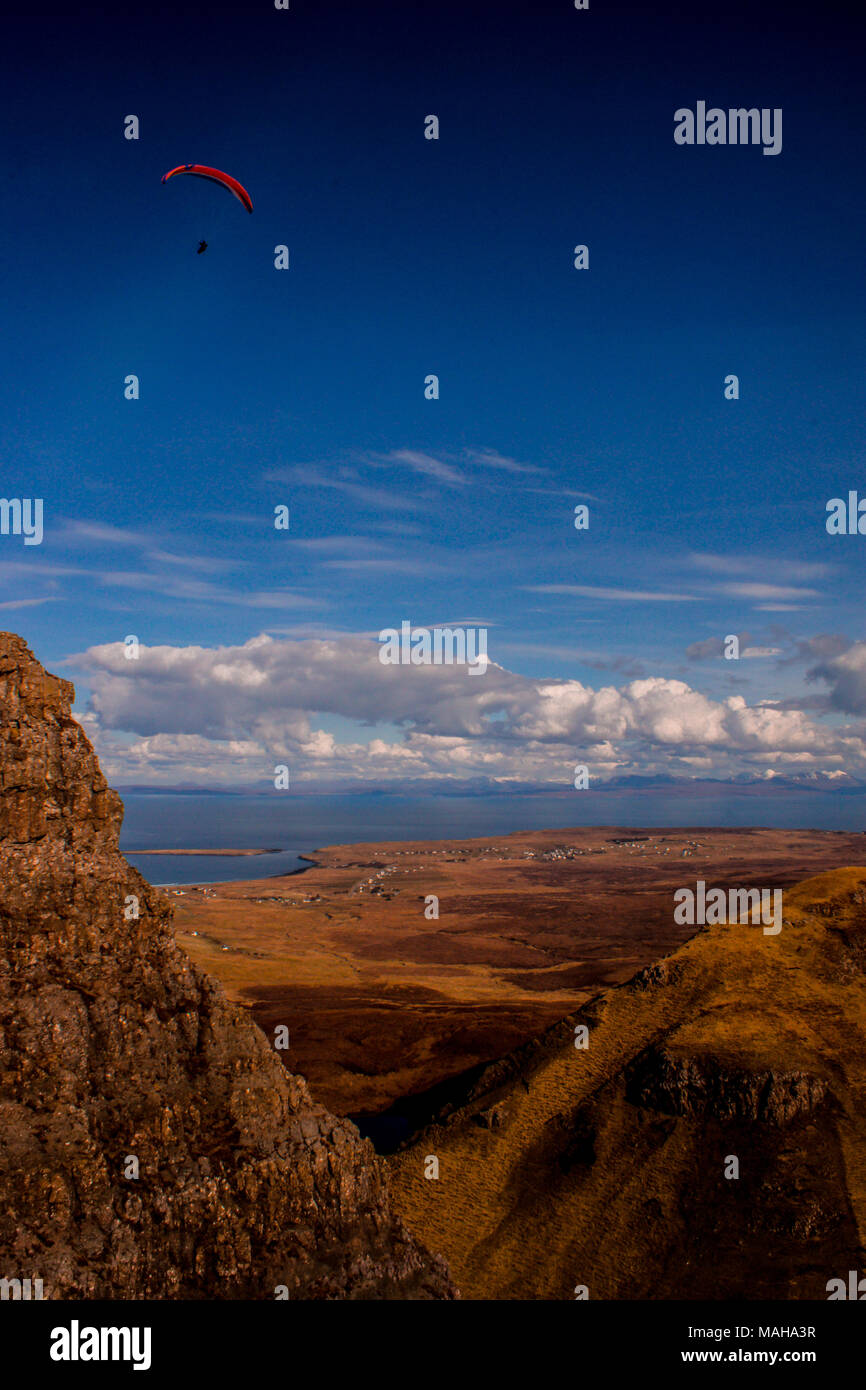 Gleitschirm über den Klippen von trotternish Ridge und die quiraing, Isle of Skye Stockfoto