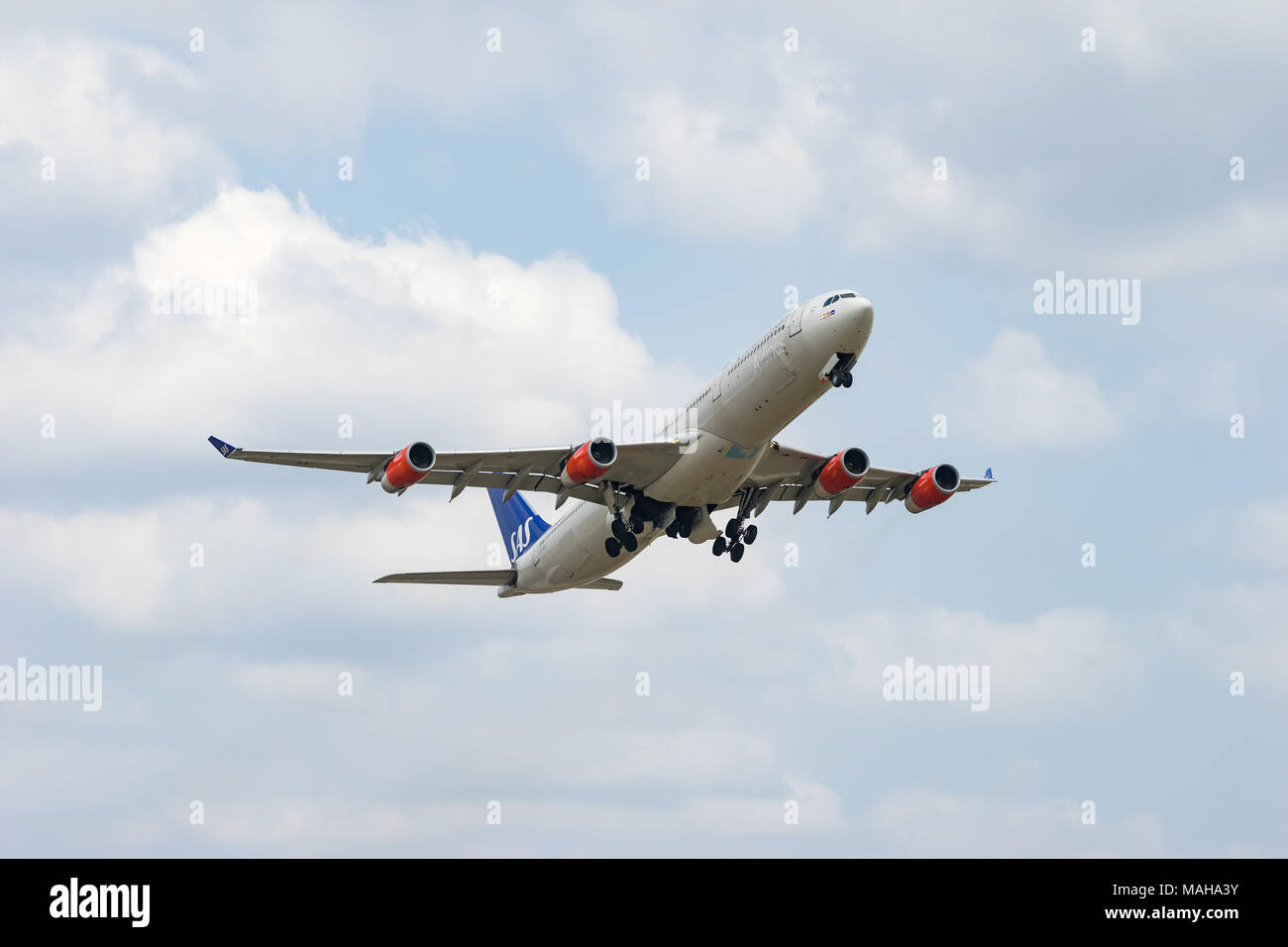 Tokio, Japan - APR. 1, 2018: Airbus A340-300, die vom internationalen Flughafen Narita in Tokio, Japan. Stockfoto