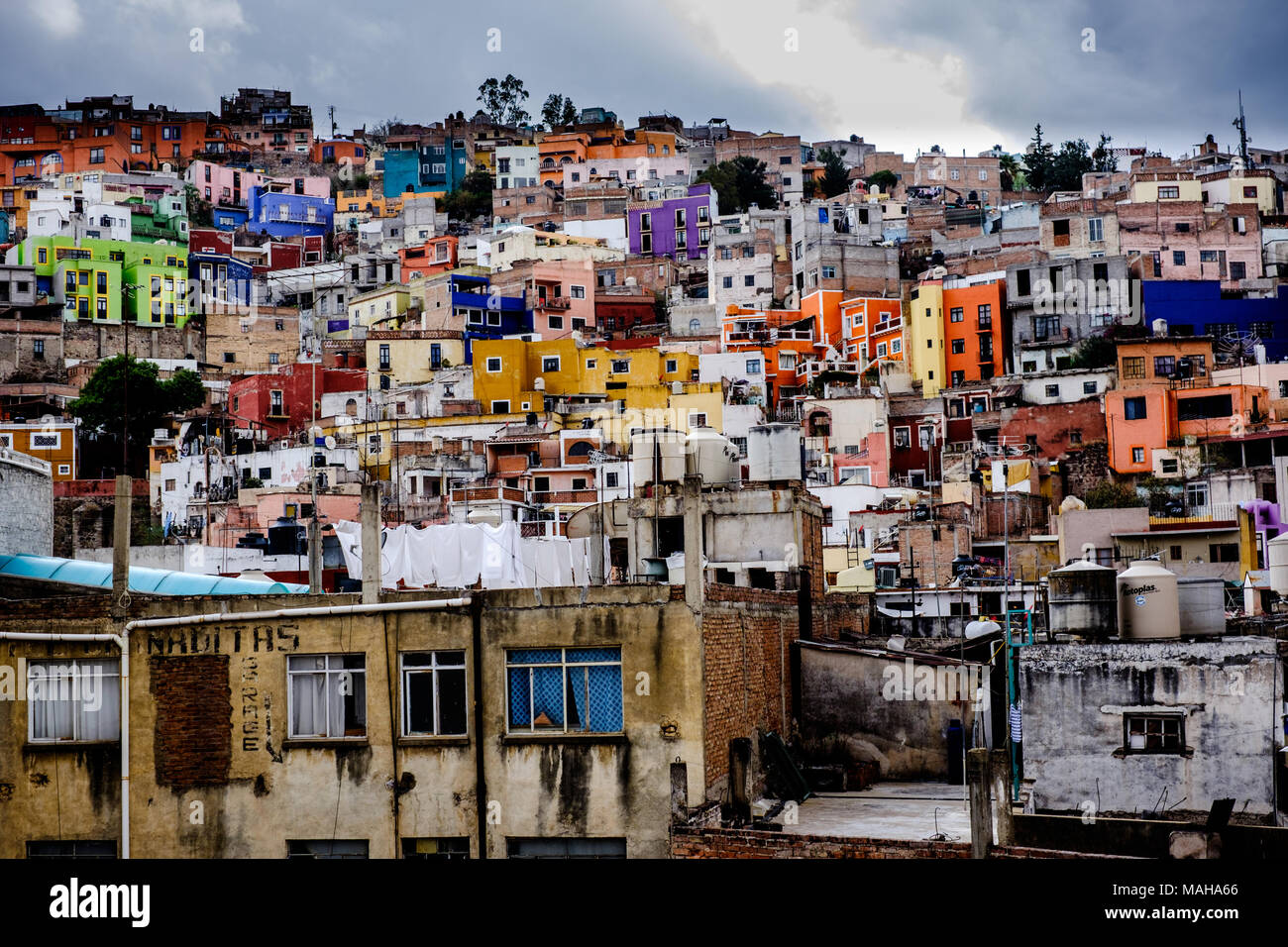 Guanajuato, Mexiko - 3. März 2016: Bunte Häuser in der Stadt Guanajuato. Stockfoto