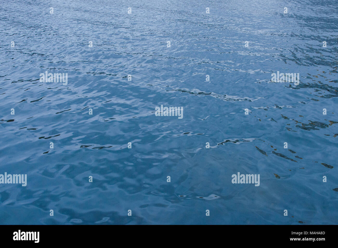Blaues Wasser im Fluss Wasser Hintergrund. Stockfoto
