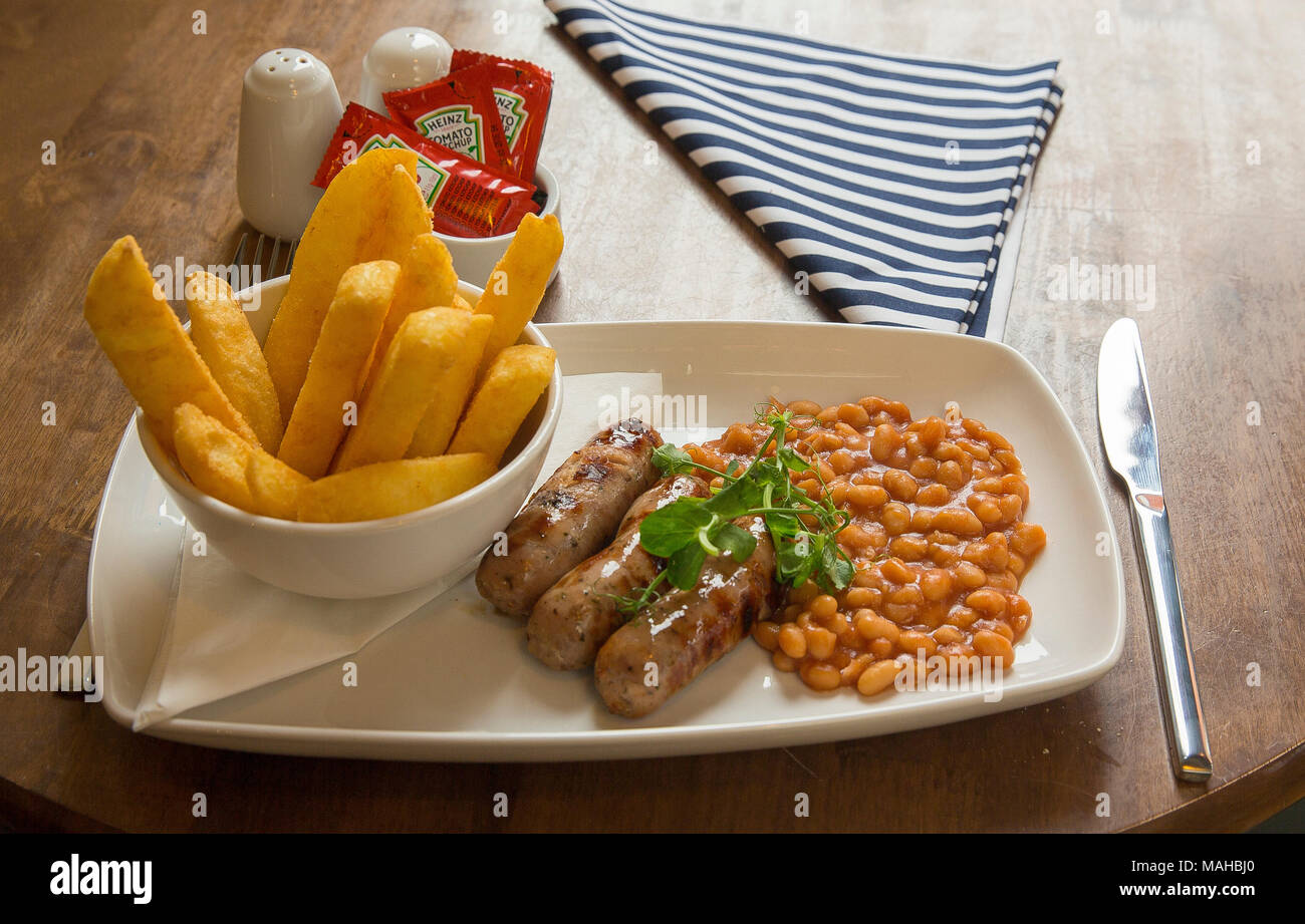 Wurst Chips und Bohnen Stockfoto