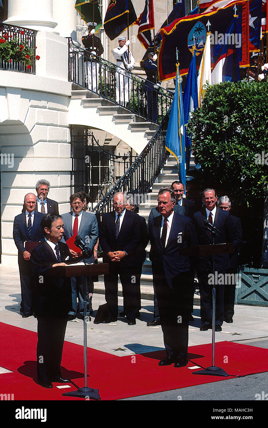 Washington, DC., USA, 1. September 1989 Präsident George H.W. Bush und der japanische Ministerpräsident Toshiki Kaifu, nach zusammen Treffen in das Oval Office liefern ihre Bemerkungen an der südlichen Vorhalle des Weißen Hauses. Ministerpräsident Kaifu sprach in Japanisch, und seine Äußerungen wurden übersetzt. Credit: Mark Reinstein/MediaPunch Stockfoto