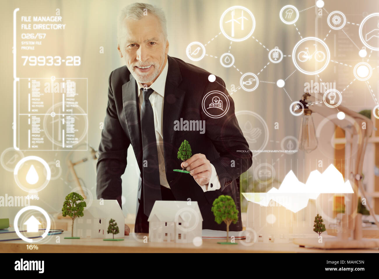 Emotionale Architekten arbeiten mit kleinen Bäumen und Gefühl zufrieden Stockfoto
