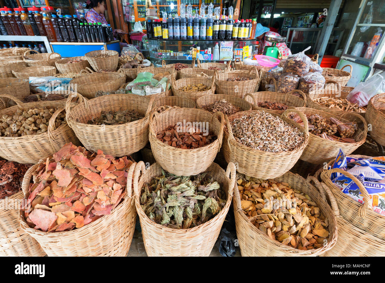Bunte Kräuter und Gewürze für den Verkauf auf einen Marktstand, Chhlong Markt, Kambodscha Asien Stockfoto