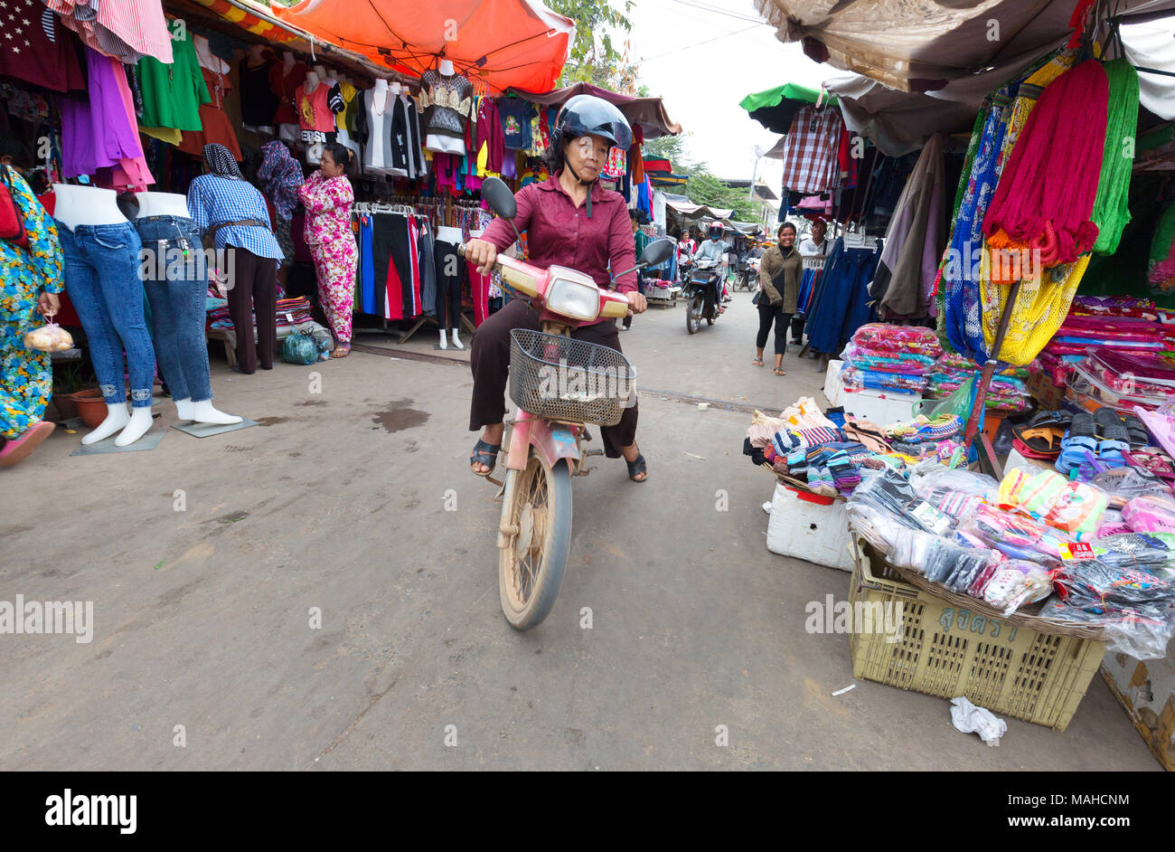 Eine lokale asiatische Frau shopping mit dem Motorrad in Chhlong Markt, Kambodscha Asien Stockfoto