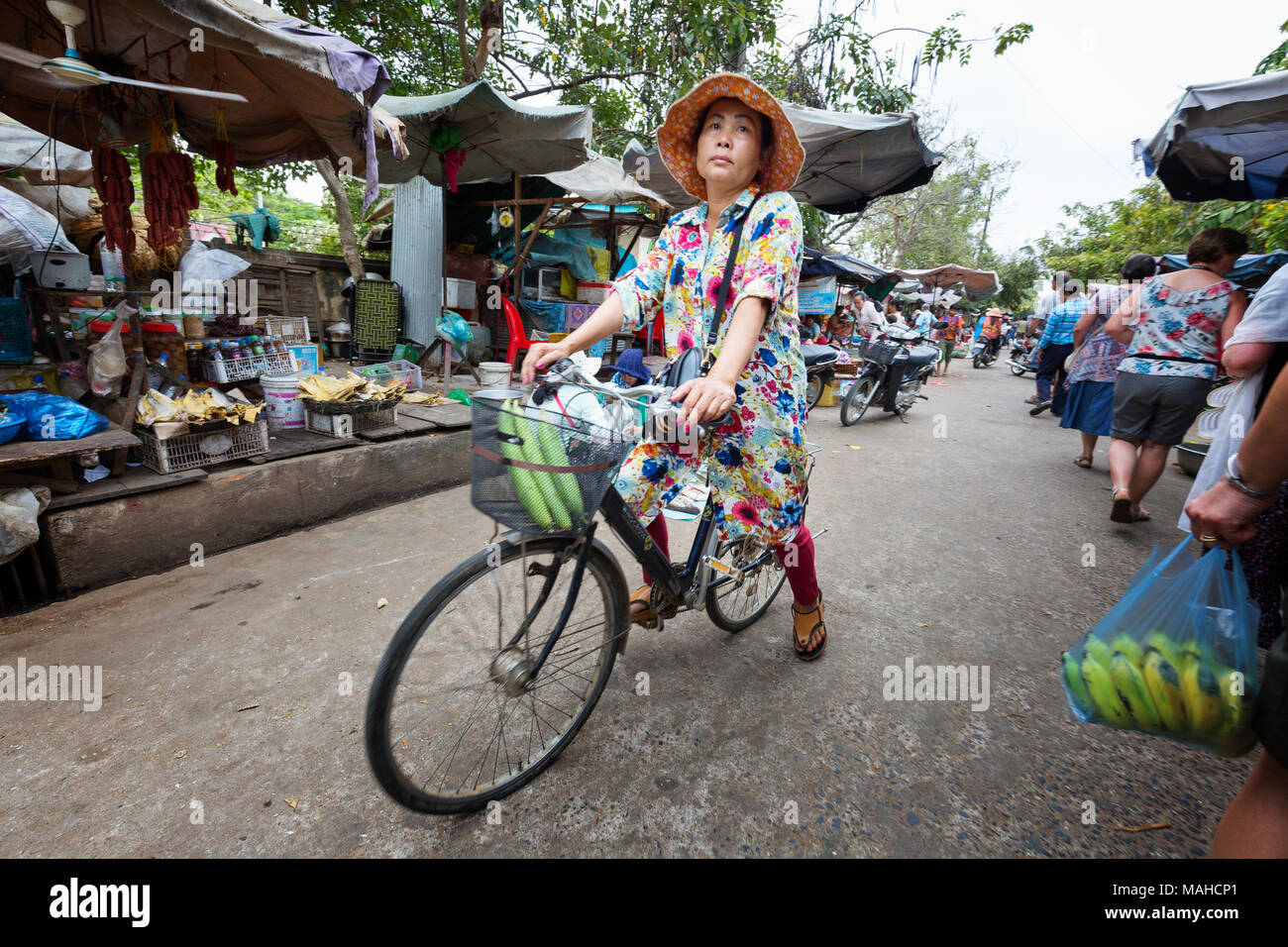 Frau mittleren Alters Radfahren rund um Chhlong Markt, Kratie Provinz, Kambodscha Südostasien Stockfoto