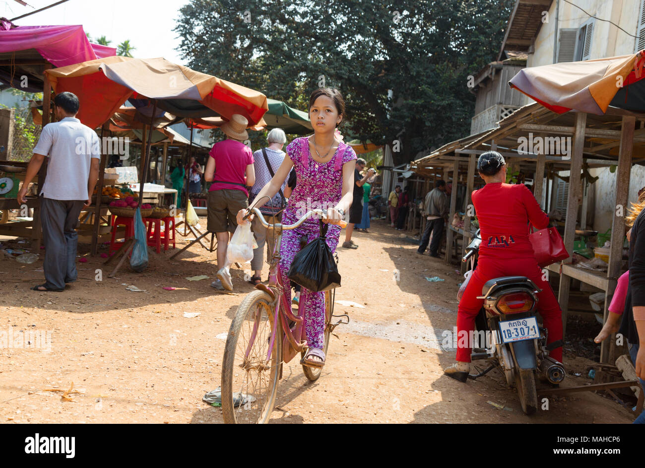 Junge Frau Reiten Fahrrad um Chhlong Markt, Kratie Provinz, Kambodscha Südostasien Stockfoto