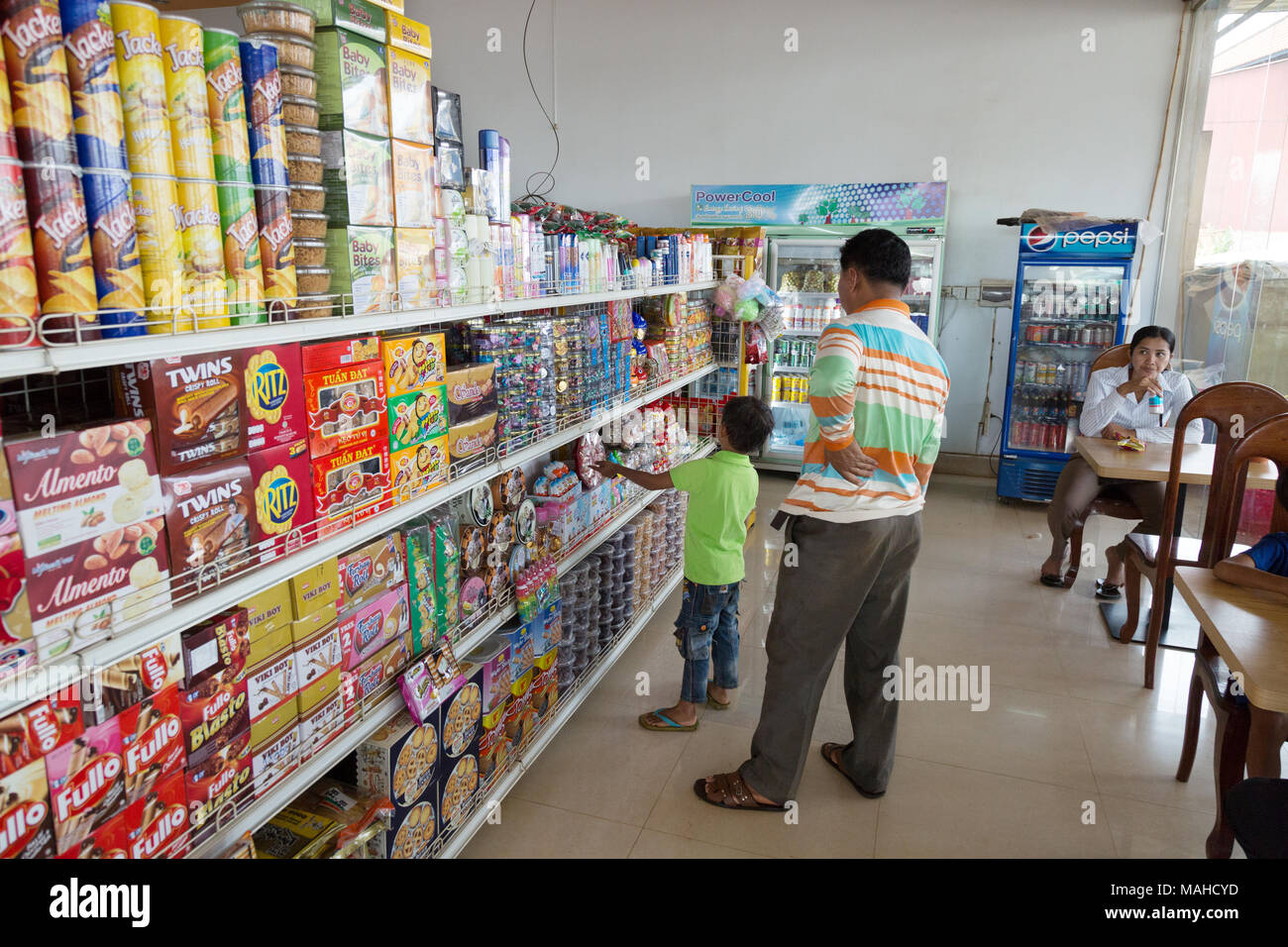 Lokale kambodschanische Volk Einkaufen in einem Supermarkt, Kampong Thom, Kambodscha, Asien Stockfoto