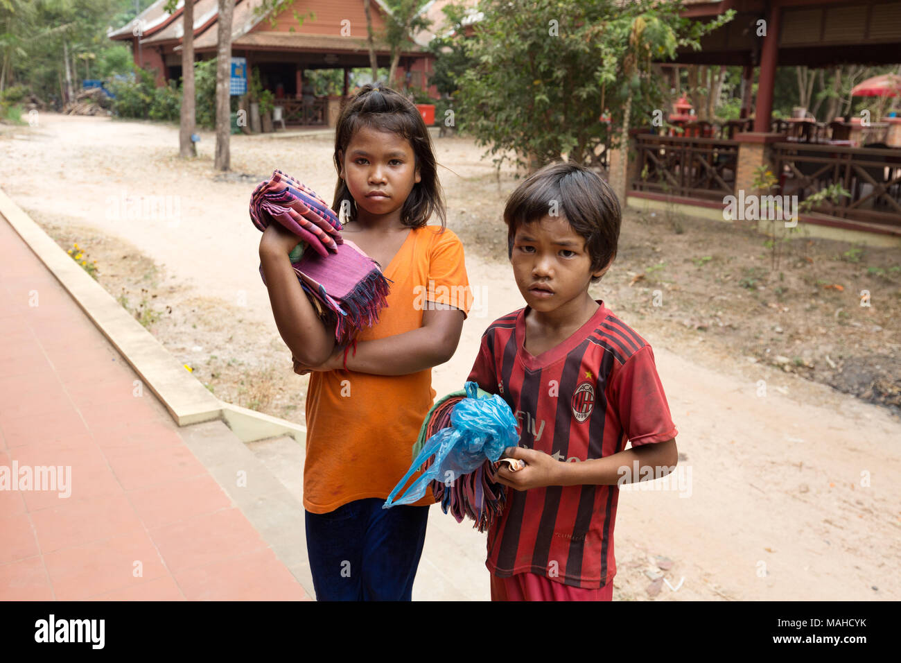Kambodscha Kinder - zwei jungen Kindern waren Verkauf an Touristen, Kampong Thom, Kambodscha Asien Stockfoto