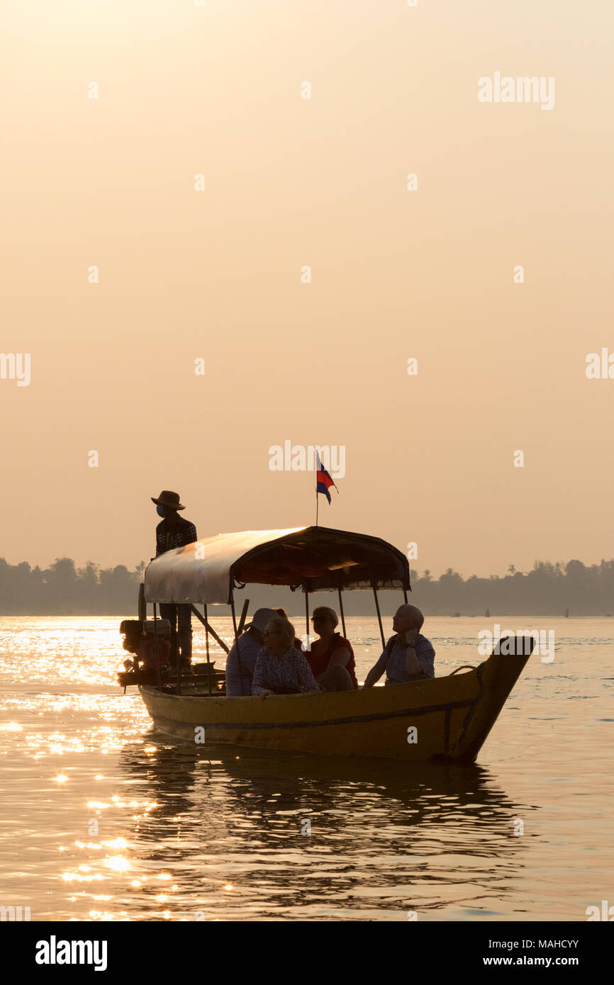 Kambodscha reisen - Touristen auf einer Bootsfahrt auf dem Mekong Fluss bei Kratie, bei Sonnenuntergang, Kratie, Kambodscha, Asien Stockfoto