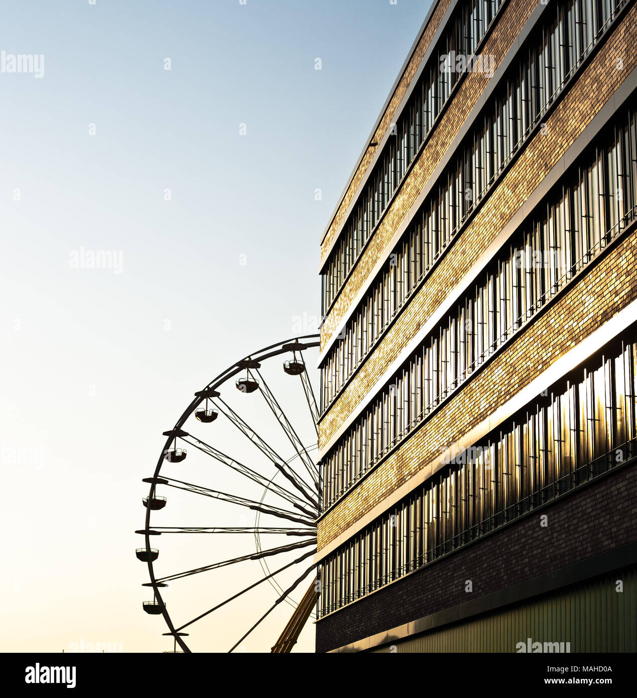 Riesenrad an einem sonnigen Tag Stockfoto