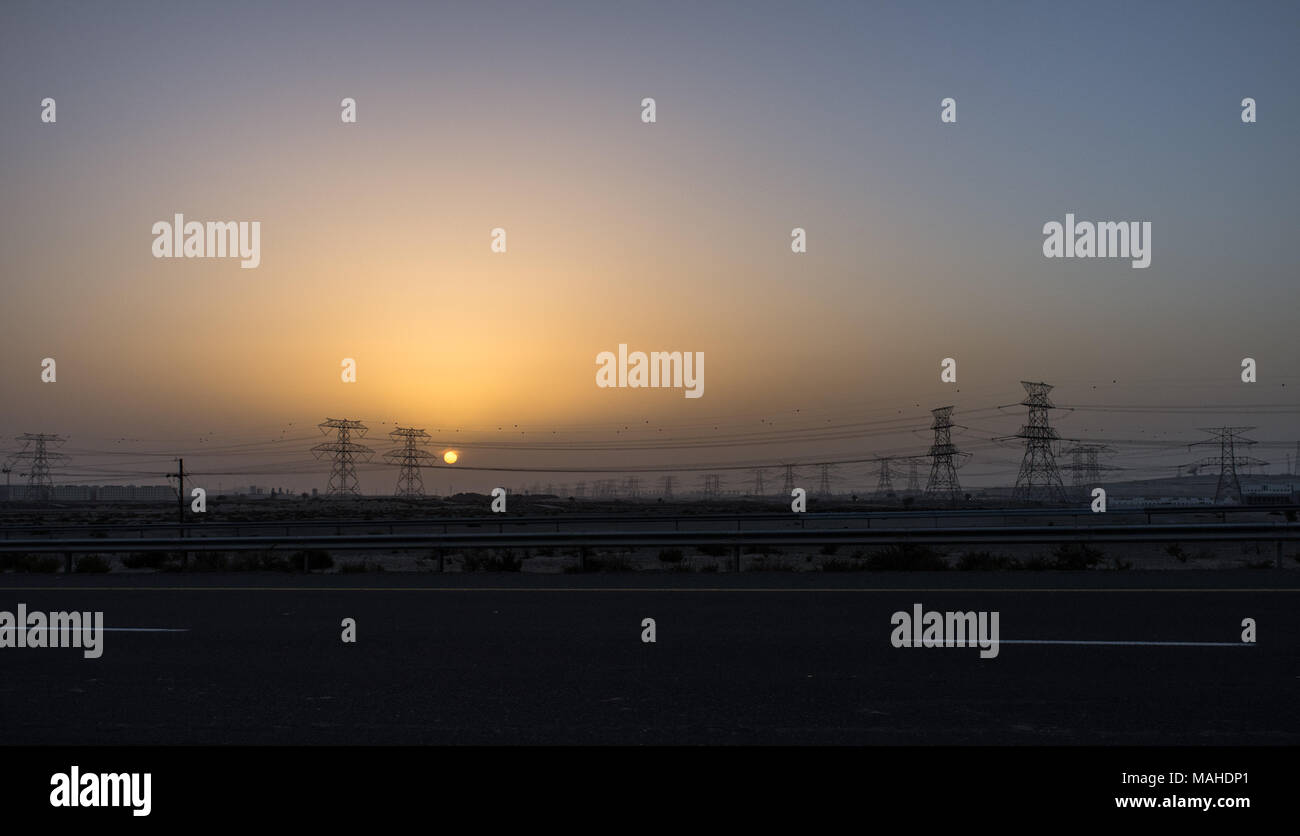 Silhouette von Hochspannungsleitungen in Dubai Stockfoto