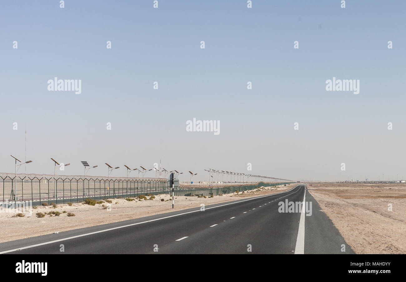 Eine Wüste Autobahn in Dubai Stockfoto