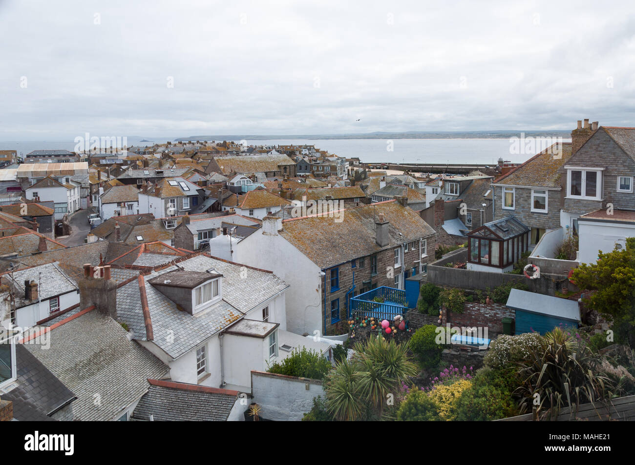 Ein Blick über die Dächer der Häuser und Gebäude in der Altstadt von St. Ives, Cornwall, England, Großbritannien Stockfoto