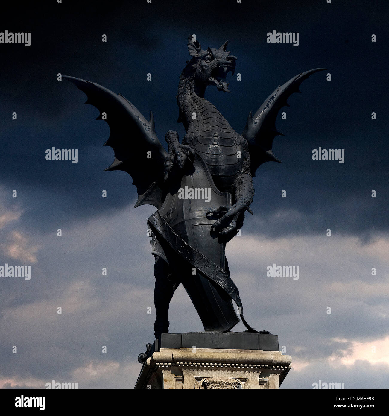 Bar Memorial Griffin von Charles Bell Birch (1823 - 1893) der Temple Bar Memorial außerhalb der Royal Courts of Justice in Fleet Street hat viele Funktio Stockfoto