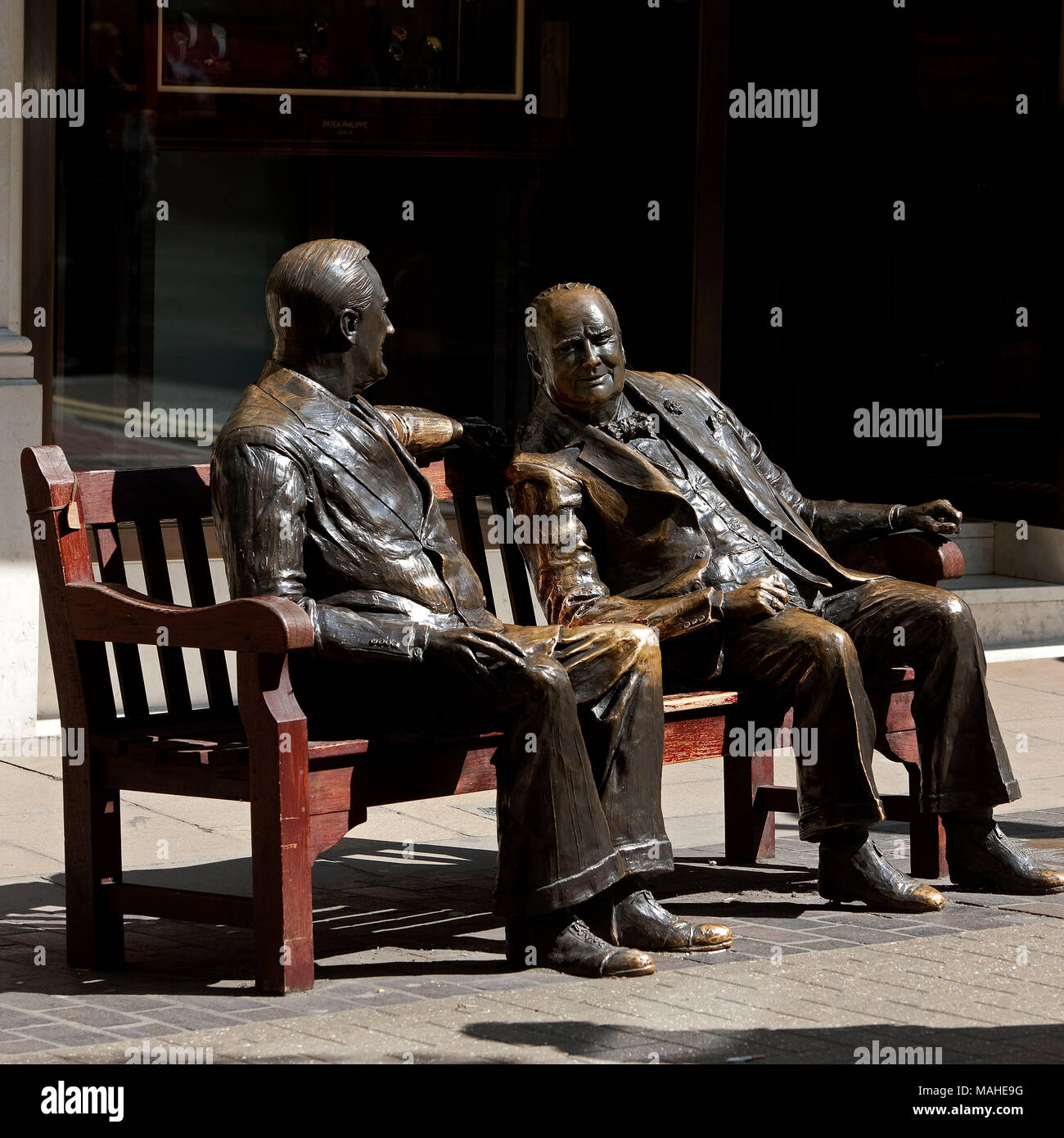 Die Verbündeten von Lawrence Holofcener (1926-) zum Gedenken an die fünfzig Jahre Frieden seit dem WW2 die Bond Street Association im Auftrag der Amerikanischen ein Stockfoto