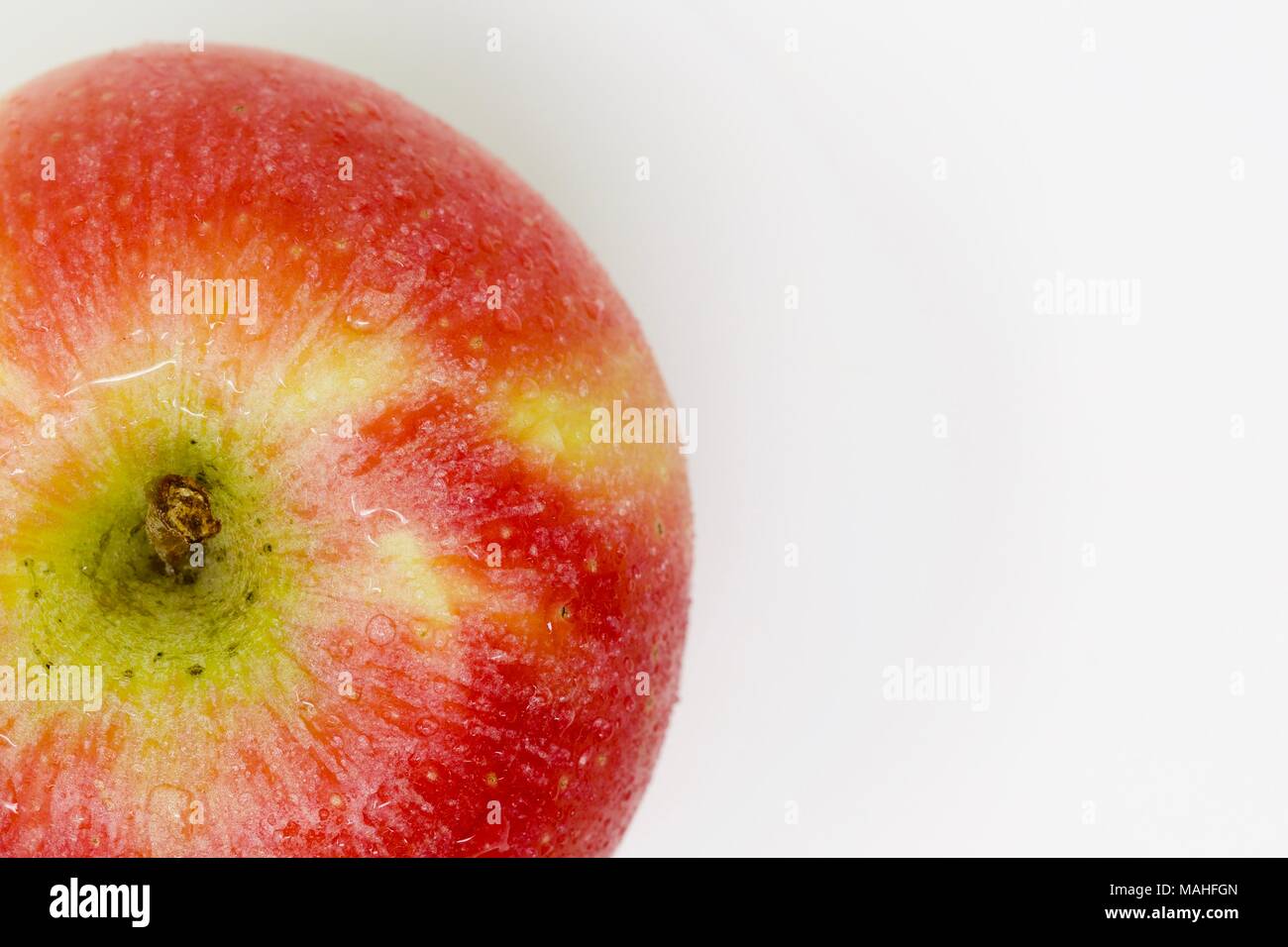 Süße, Saftige Royal Gala Apfel mit Wassertropfen auf einem weißen Hintergrund Stockfoto