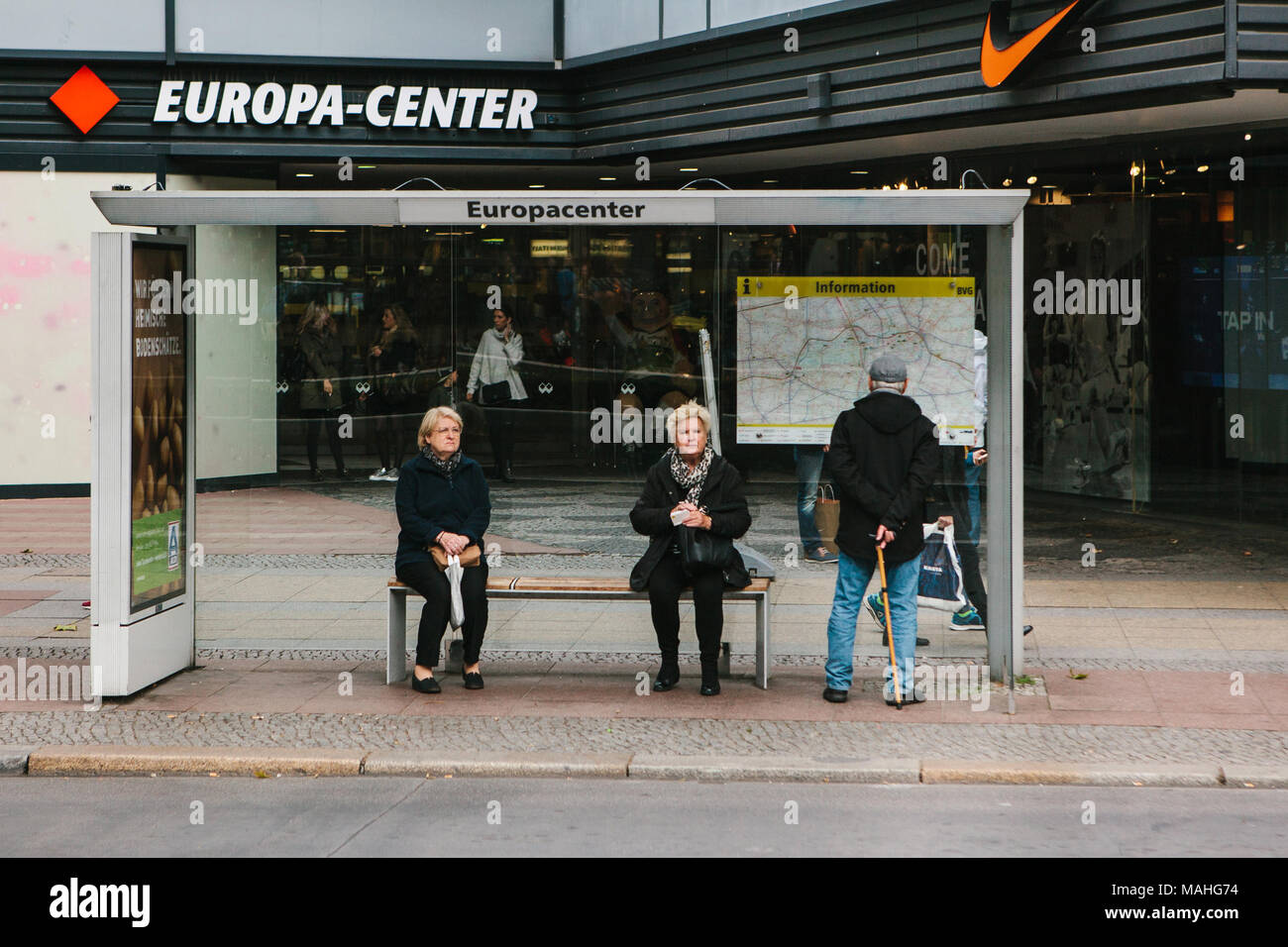 Berlin, 2. Oktober 2017: Alte Menschen sitzen an der Bushaltestelle und Warten auf den Bus Stockfoto