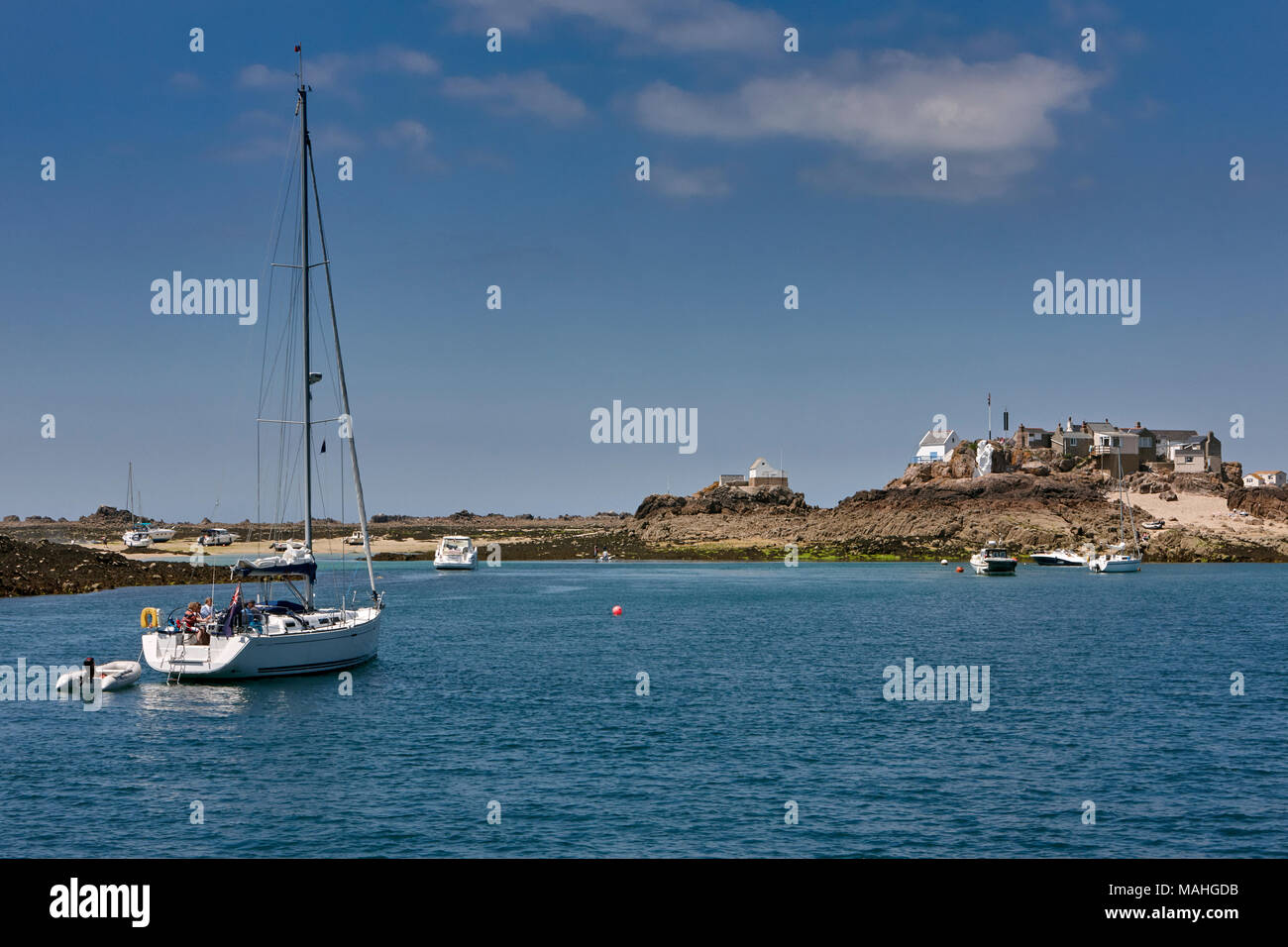 Bild von Ile Maitre aus dem Nordosten. Dies ist die größte Insel in einem Riff der Felsen als Les Erehou entfernt ca. 5 nm Nordöstlich von Jersey bekannt Stockfoto