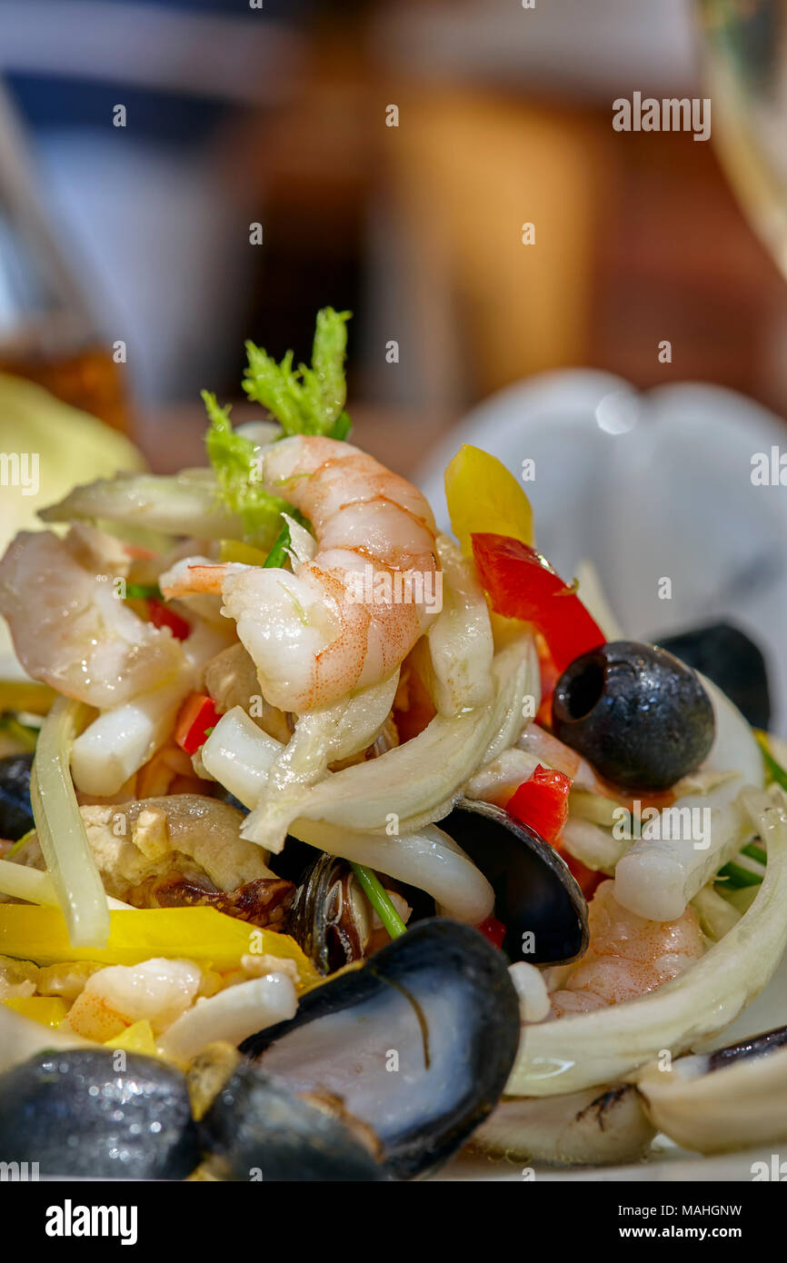 Schließen Sie herauf Bild von Meeresfrüchten mit Muscheln, Garnelen und Salat. Geringe Tiefenschärfe. Stockfoto