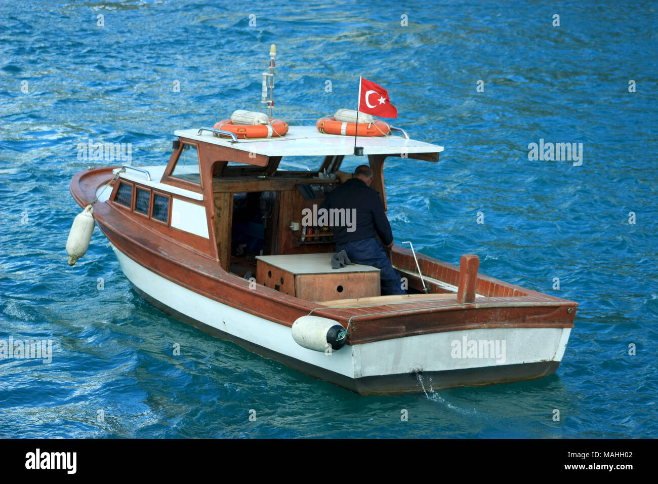 Fischer Boot schwimmend auf Bosporus in der Türkei auf Blau sauberes Wasser Stockfoto