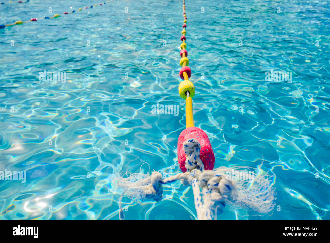 Licht und Schatten Muster in einem Schwimmbad mit Türkis sauberes Wasser. Stockfoto