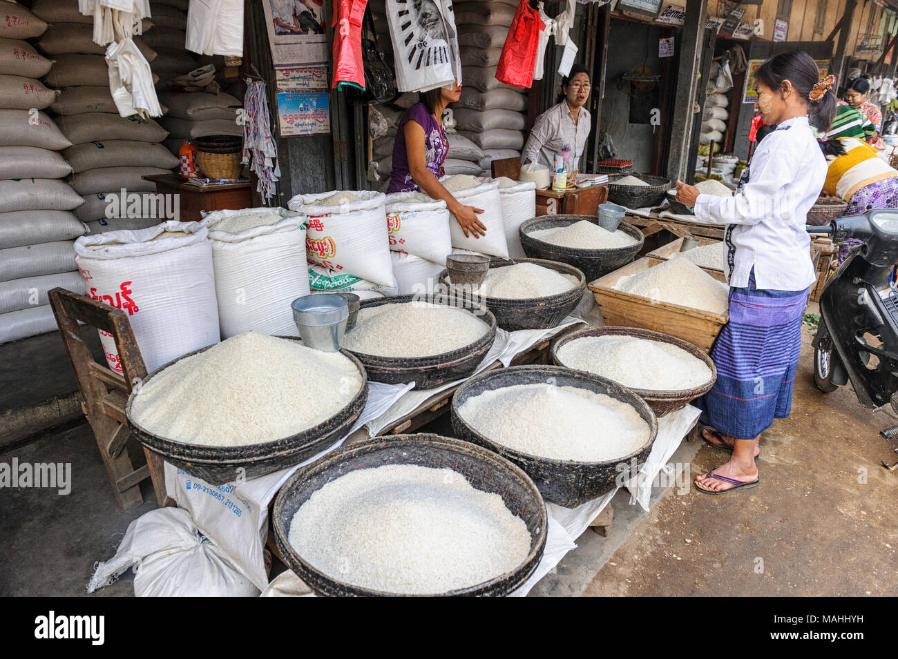 Kunde, der Reis auf dem Hauptmarkt (Nyaung Oo) in Bagan, Myanmar (Birma) kauft Stockfoto