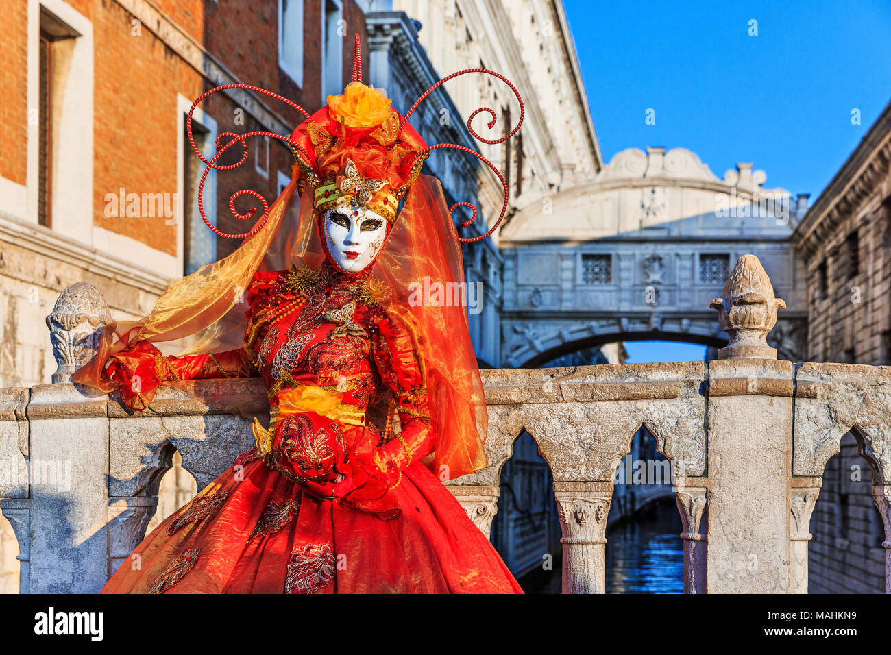 Venedig, Italien. Karneval in Venedig, wunderschöne Maske an der Seufzerbrücke. Stockfoto