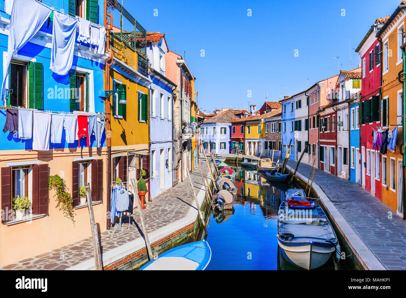 Burano, Italien. Blick auf die bunten Häuser entlang dem Kanal auf der Insel Burano in der Nähe von Venedig. Stockfoto