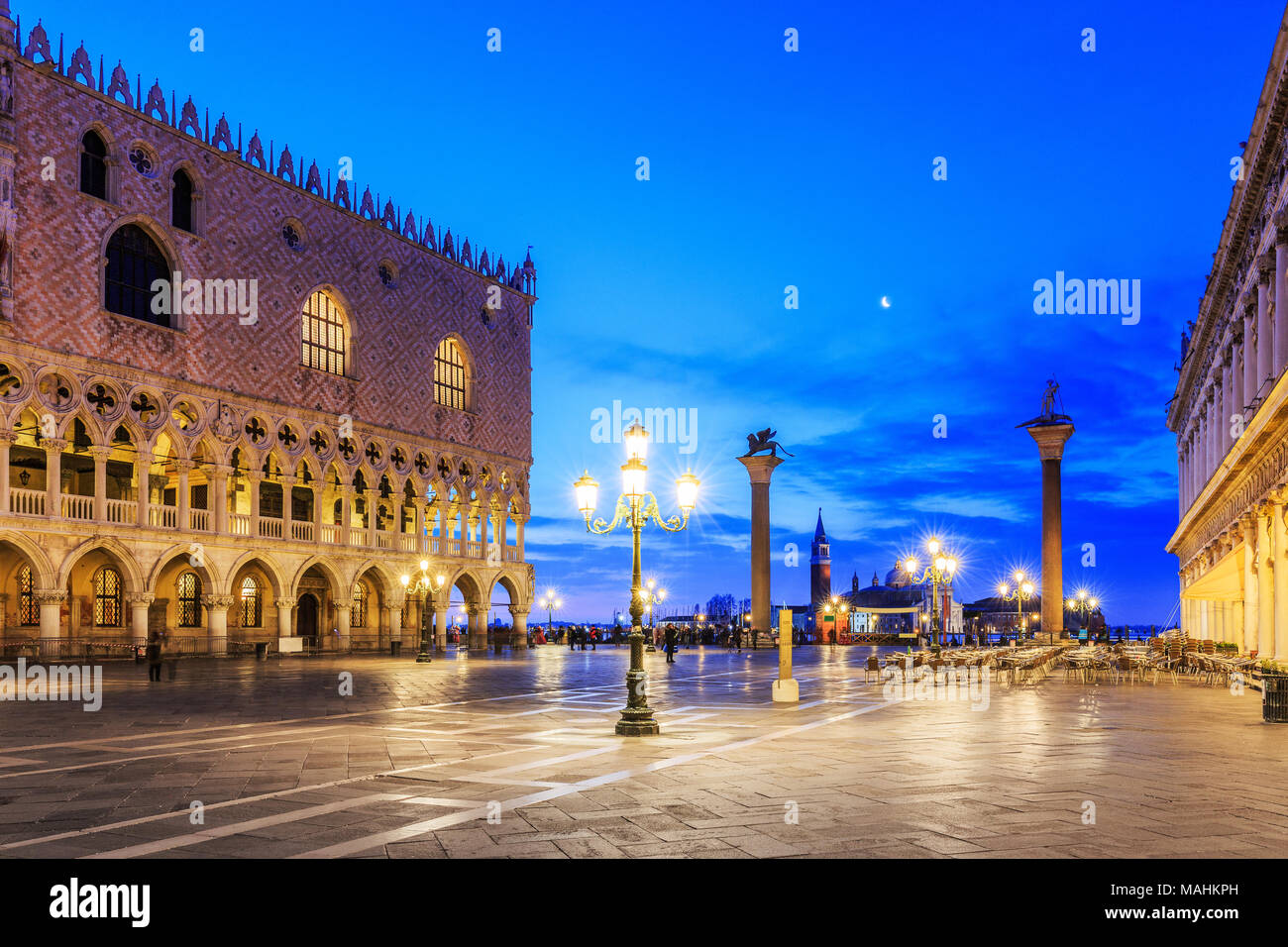 Venedig, Italien. Der Markusplatz und der Dogenpalast vor Sonnenaufgang. Stockfoto