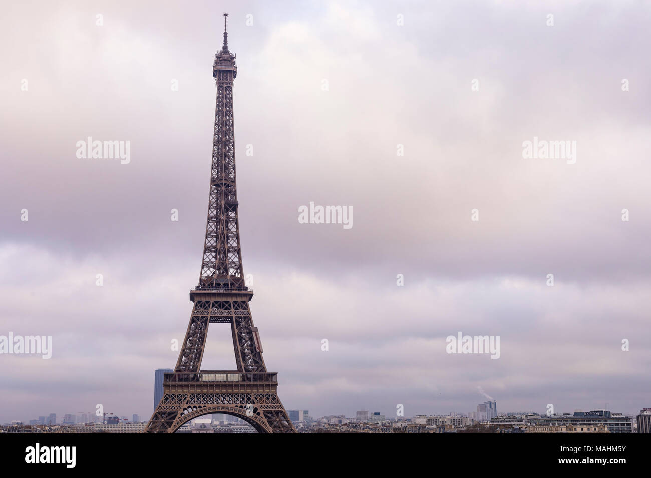 Blick auf den Eiffelturm in der romantischen Stadt Paris. Stockfoto