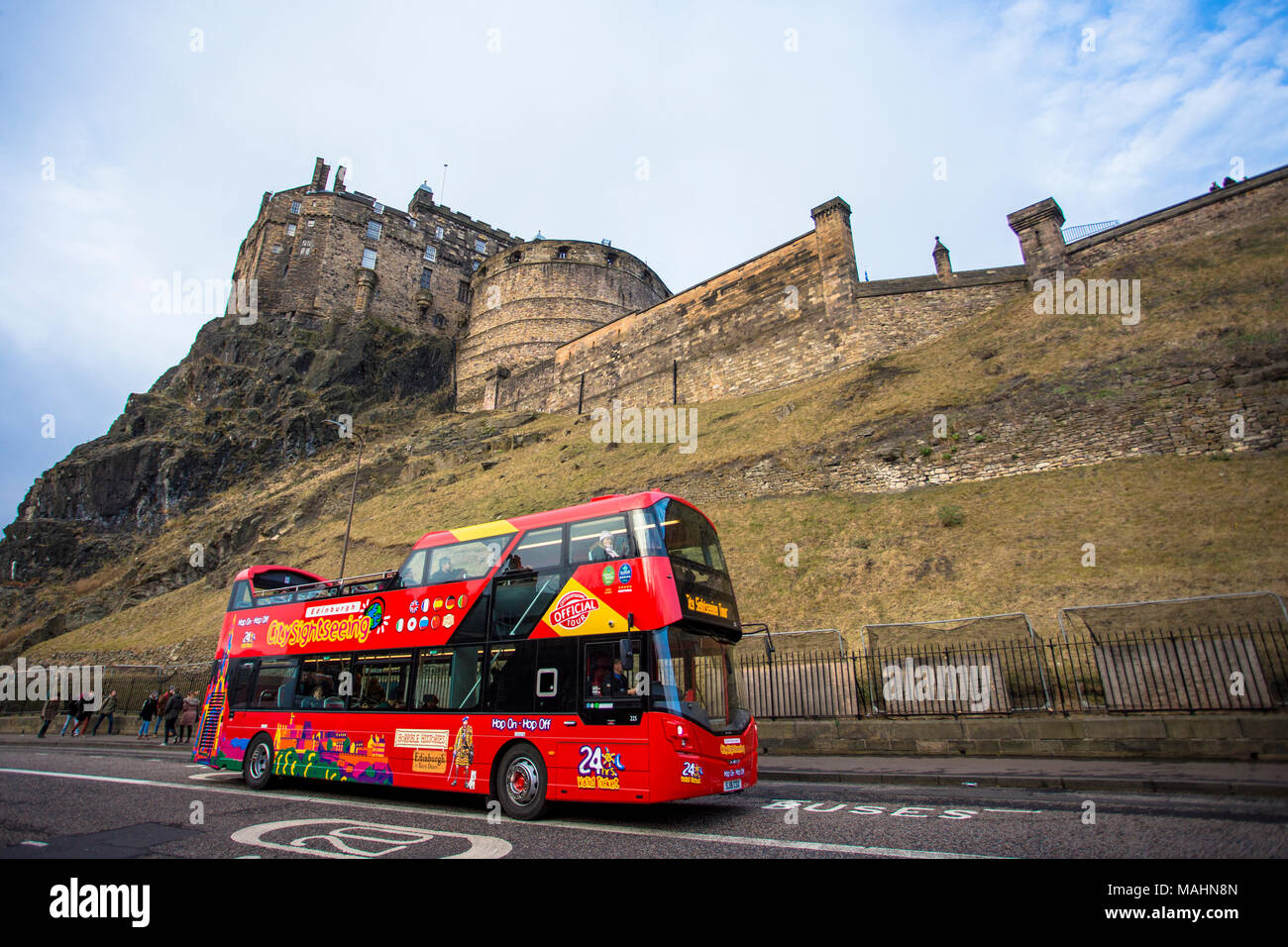 Edinburgh, Schottland, Großbritannien - 19 Dezember 2016: Travel Bus durch beneth Edinburgh Castle Schottland öffnen. Stockfoto