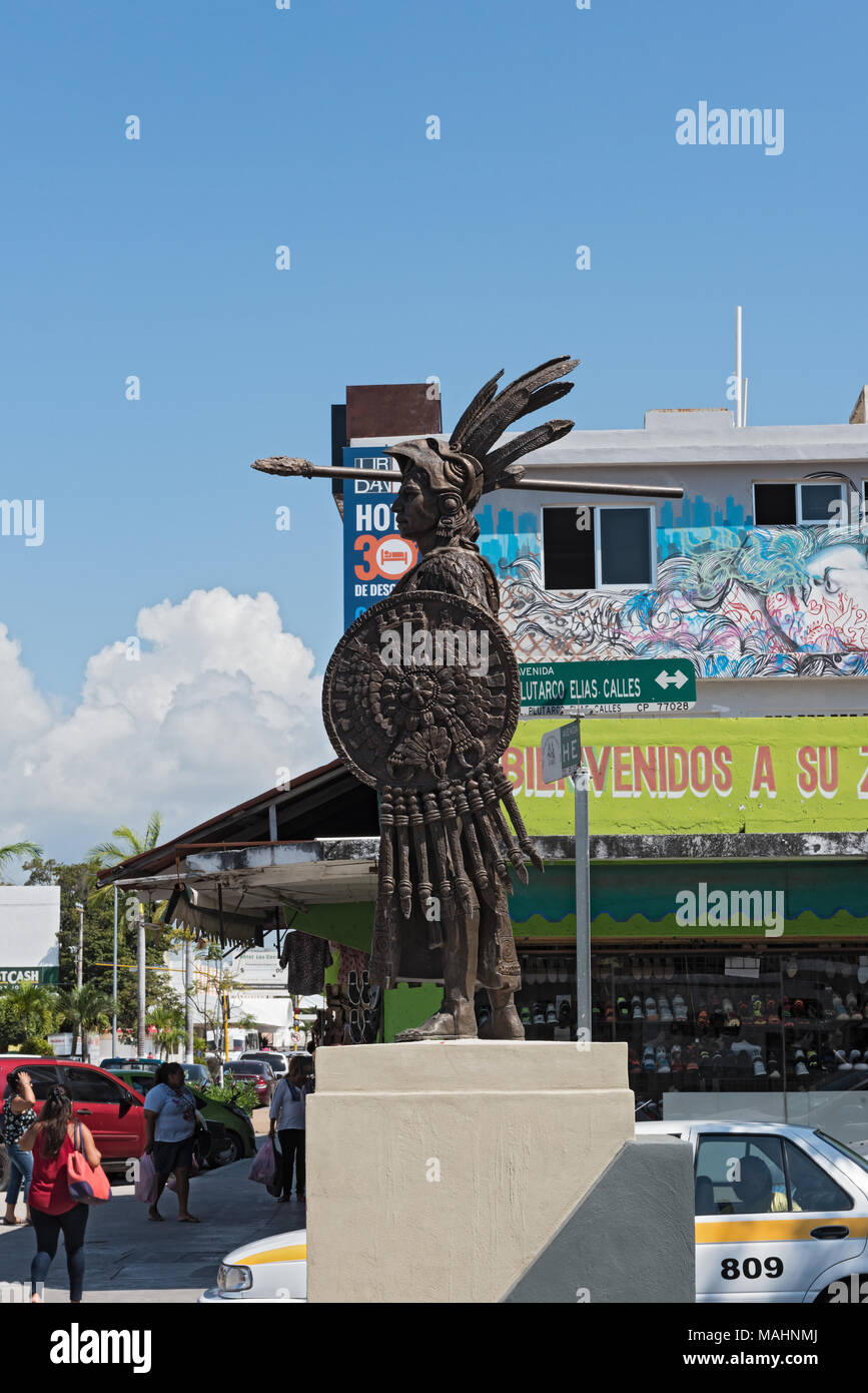 Standbild der aztekische Kaiser Cuauhtemoc an einer Straße in Chetumal, Quintana Roo, Mexiko Stockfoto